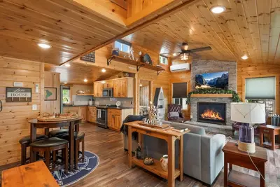 Image de Cozy Lakefront Cabin with Modern Comforts & Scenic Views