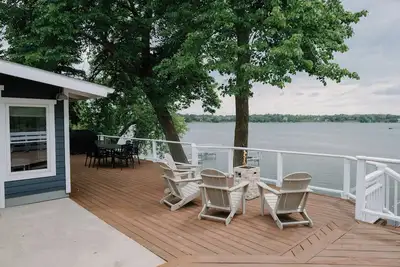 Image de Alex Landing: Waterfront getaway on Chain of Lakes - best location & views!