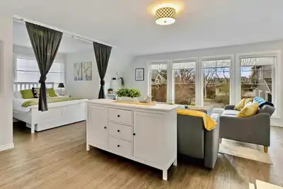 Image de Local Loft • Downtown Okotoks • 2bd • Private