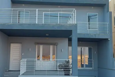 Image de Ample and Modern Penthouse, 2nd floor, 3 bedroom with field view.