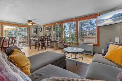 Image de Lakeside Basecamp for Adventure! Comfy home with huge deck and great lake views!