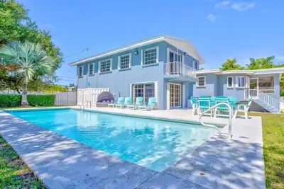Easy Breezy Family Complex 5br 3bth 100ft Dock, Pool, & Beach!