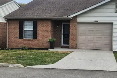 Image de 2-bedroom condo just remodeled. 1 car garage. Includes utilities, wifi, tv