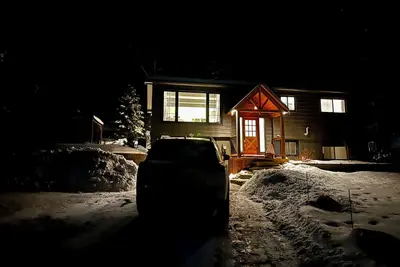 Image de 'Away' in Haliburton~ hottub, kayaks, hygge living