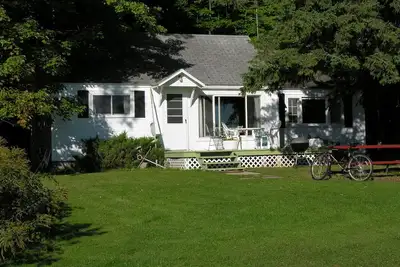 Image de White-Cottage-Standard-Vue sur Lac-Salle de bain privée