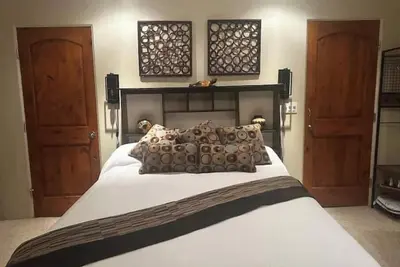 Image de Sedona Home Rental, Golf, Hot Tub. Whole home available for month of August.