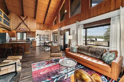 Image de Cozy Cabin w hot tub & wood-burning fireplace