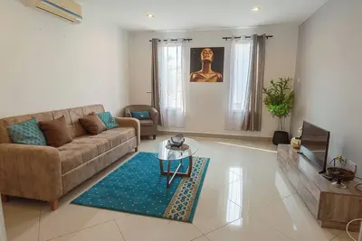 Modern 3-bedroom townhome with a pool, Ac and Wi-Fi in vibrant East Legon