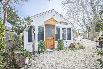 Image de Cozy Studio Cabin w\/ Fire Pit Yard | Walk to Beach