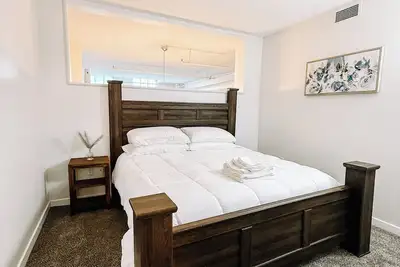 Downtown Indy 1br - Skywalk to Convention Ctr.