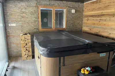 Image de Chalet à la montagne, avec spa, vue lac, grand parking, proche du centre ville!