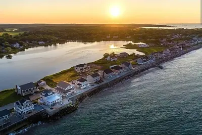 Image de Spacious 6-bedroom oceanfront house in awesome Scituate w spectacular views.