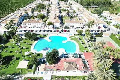 Charmant bungalow au bord de la piscine, doté de deux terrasses privées,