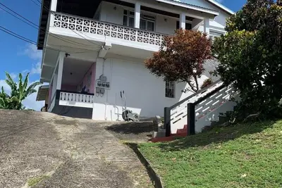 Image de Hilltop Manor - Charming 2-bedroom Flat with Ac, WiFi