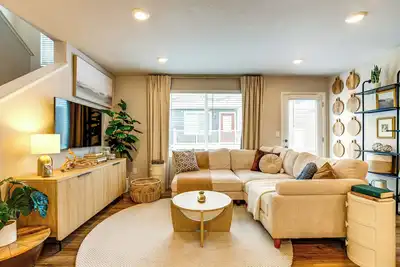 Image de 13 Mi to Dtwn Denver: Spacious Home w/ Balcony!