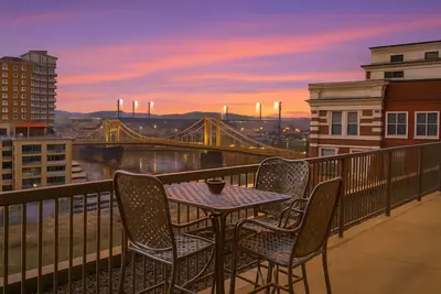 Image de This loft-style one-bedroom apartment in downtown’s Cultural District is ideal for traveling professionals and sports fans. Stay cozy and catch the game—Steelers Stadium is right around the corner.