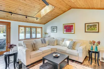 Image de Watercrafts & Dock: Stunning Lakehouse in Becket!