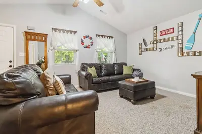 Image de Welcome to “Whimsy Woods Cabin” – The Ultimate Cabin Retreat on Lake Cumberland