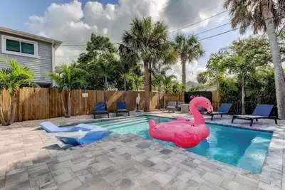 Image de Blushing Flamingo- Triplex with heated pool, across the street from the beach
