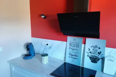 Image de Appartement F3 dans maison, pour 2 à 4 personnes, 2 chambres, jardin ombragé.