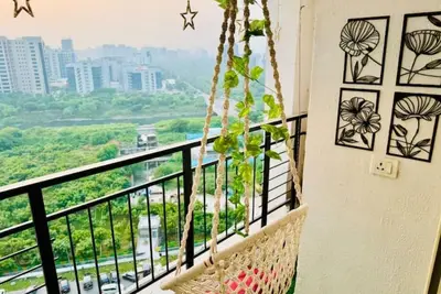 Image de Sun-kissed Balcony Escape By Buddies Home