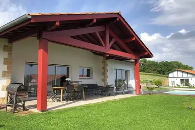 Image de Maison Basque aux pieds des montagnes