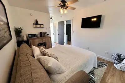 Image de 4-bedroom apartment right across from rodeo in cody - or rent the whole lodge!