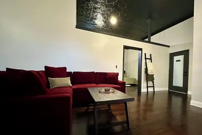 Image de Depot Suite - Ground-Floor Historic Loft on Katy Trail, 4 Mins to Hermann Wineries