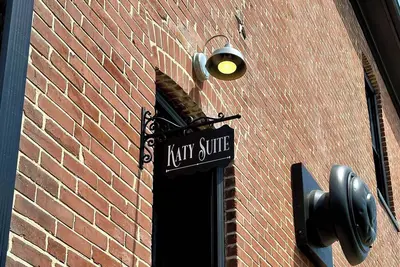 Image de Katy Suite - Chic 2br Stay on Katy Trail in Historic Mercantile near Hermann