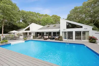 Image de Quogue Village Contemporary with Pool, Spa, & Har-Tru Tennis Court