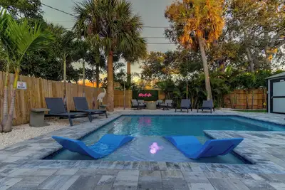 Image de Rockin Retreat- Triplex w/ heated pool, Steps to beach, fire pitt, and putt putt