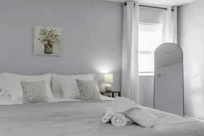 Image de Suite Retreat: quiet comfort on walkable village lane