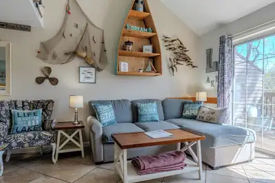 Image de 2br Cozy Condo with Lake View ~ Centrally Located ~ Free Tickets Included! (Fc 44-7)