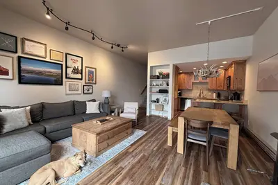 Image de Mountain View Balcony, Walk to Main St, 5 Beds