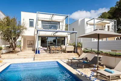 Image de Elegant 3 Bedroom Villa with Private Pool, Just 200m from the Beach Includes A/C & WiFi