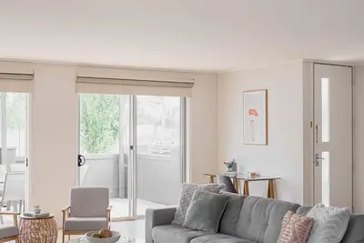 Image de Bright & spacious 3 br townhouse prime Cbd location