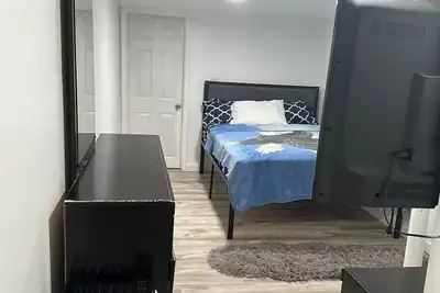 Image de Charming 2-bedroom apartment in wonderful Irvington with Ac, WiFi. Newly built.