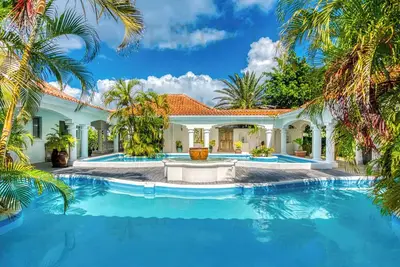 Image de Grande villa avec vue sur la mer et piscine à Terres Basses - Pamplemousse