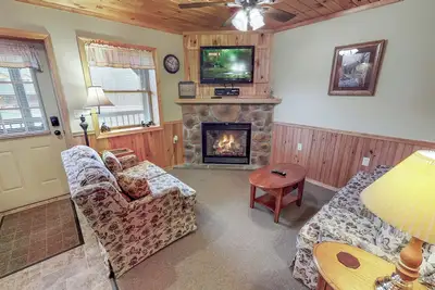 Image de Charming 2-bdrm lodge on Pine Creek, hot tub, fire ring, Cherry Springs & Canyon