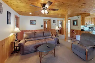 Image de Charming 2-bedroom private with Ac, WiFi, hot tub, fire pit, pool table, grill