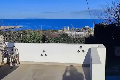 Image de Villa Bianca immergée dans le vert