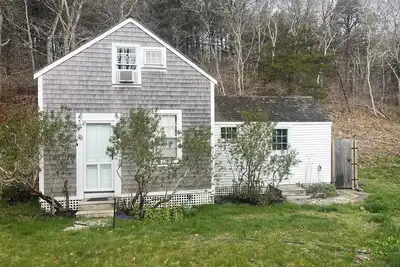 “The Dove” - Truro Historic Summer Cottage Farm Stay