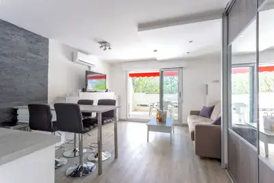 Image de Grand studio climatisé avec garage privé et box pour véhicule électrique incluse