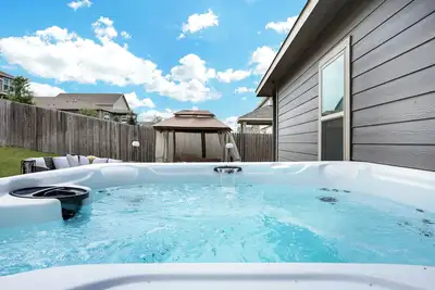 Image de Stylish Hot Tub Retreat | Bbq Yard Games WiFi Pets