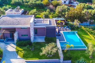 Image de 3' to Beach and Near to Chania City / Private Pool / Gym / Playroom / Ping Pong