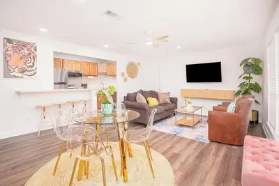 Image de New Listing Special! Family & Pet Friendly, Location Style & Comfort *3br/2ba Walk To Everything