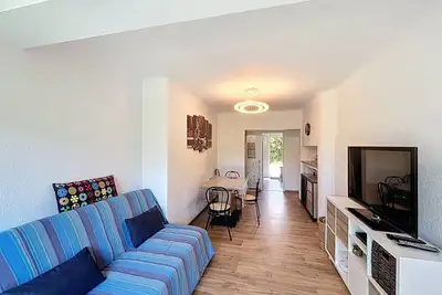 Image de Charmant T2 refait à neuf avec jardin et parking à St Cyr sur Mer, proche plage