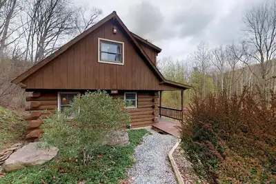 Image de Charming 2-bedroom Private Cabin in Gaines, Hot Tub, Wifi, Fire Ring, Pool Table