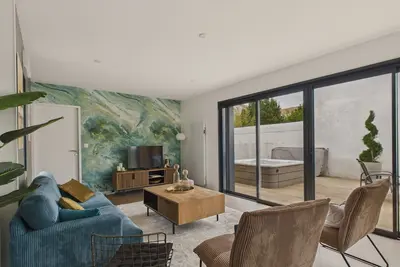 Image de Jacuzzi, terrasse, maison centre St-Gilles pour 4