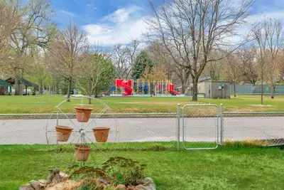 Image de Park Views~Affordable Comfort~Walk to Downtown